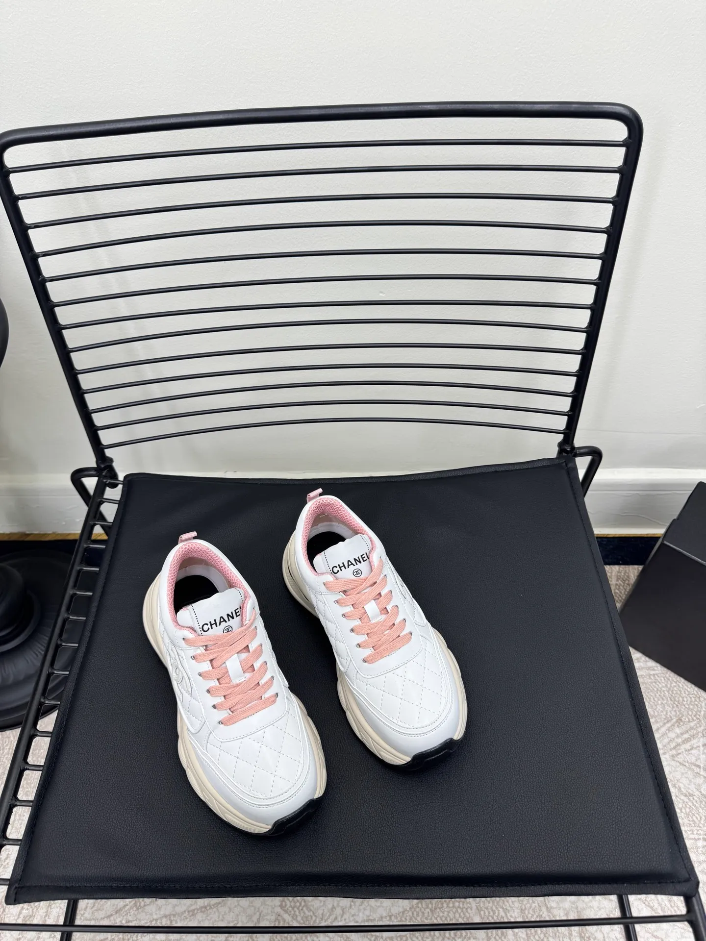 Men's men's shoes P660! Size: 35-41 Chanel 25C new Chanel sports and casual shoes. Versatile white shoes. You can’t go wrong with the styles. The contrasting colors are full of vitality. The logo embossed on the side is very delicate on the feet. The upper is made of original customized materials. The original outsole.